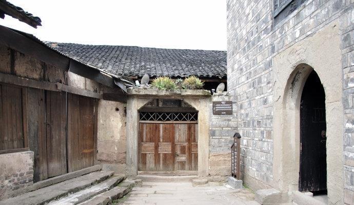 梦见人死后放管材里会笑是什么意思